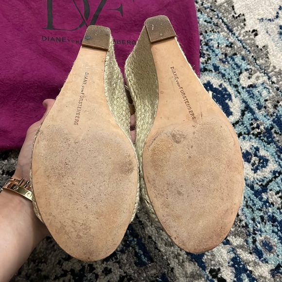 Diane von Furstenberg Nude Sudan Patent Wedge Espadrilles Sandals sz 8.5M - Picture 16 of 16